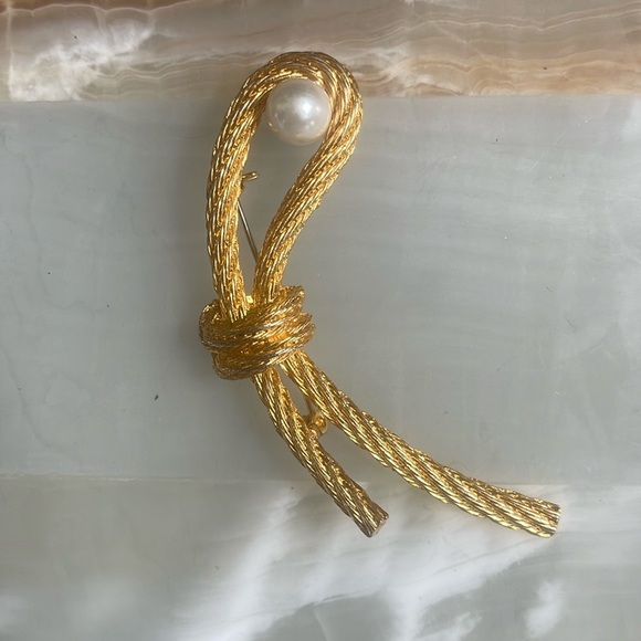 Jewelry - Vintage Gold Braided Rope Brooch with Pearl